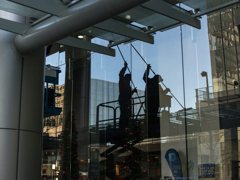 Fensterreinigung an einer Glasfassade von der Hubarbeitsbühne
