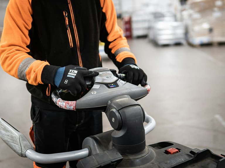 Mitarbeiter bedient eine Bodenreinigungsmaschine
